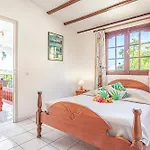 Bungalow de 2 chambres a Bouillante a 70 m de la plage avec vue sur la mer piscine partagee et jardin clos