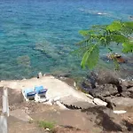 Bungalow de 2 chambres a Bouillante a 70 m de la plage avec vue sur la mer piscine partagee et jardin clos