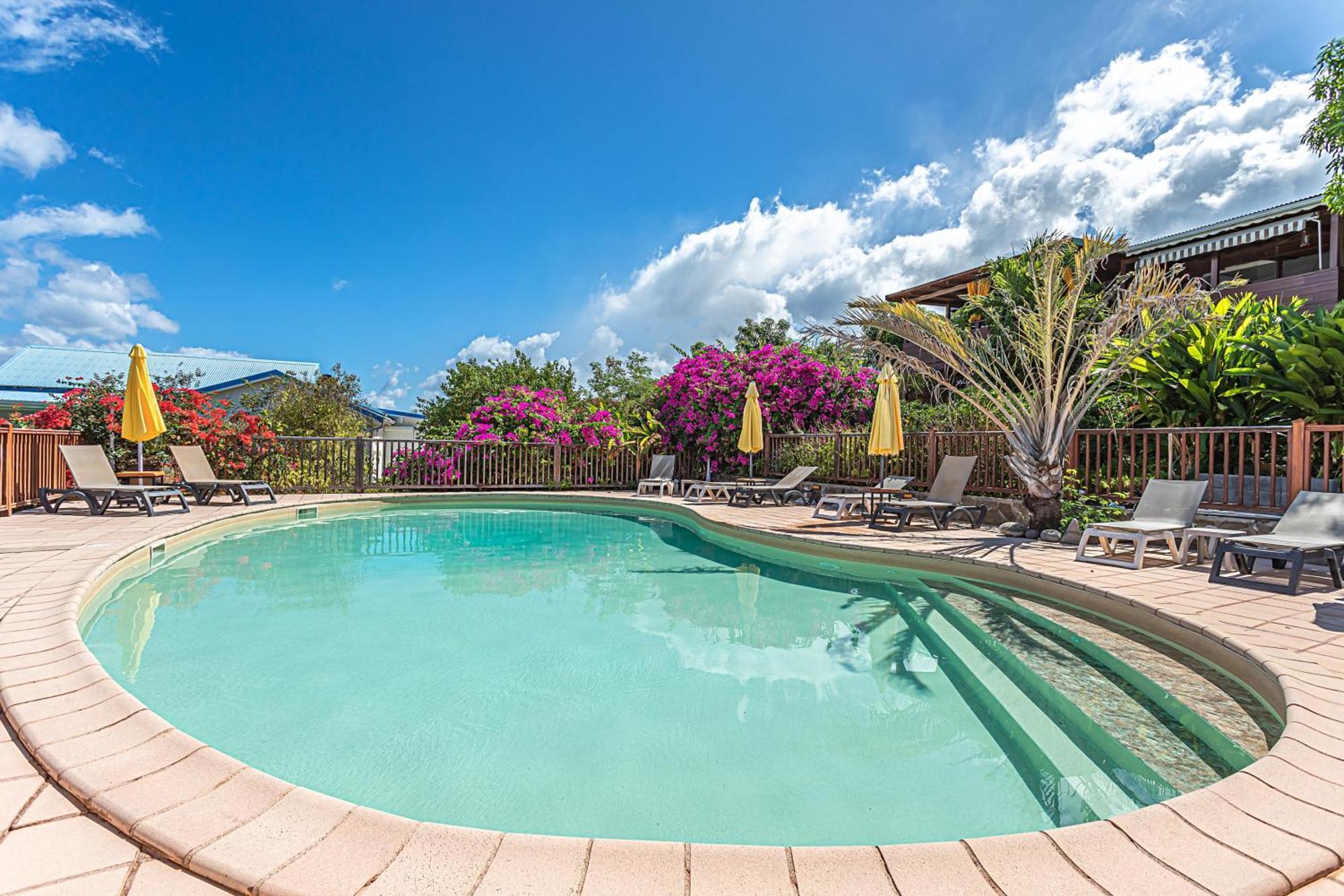 Hébergement de vacances De 2 A A 70 M De La Avec Vue Sur La Piscine Partagee Et Jardin Clos *